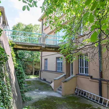 Large Garden Business-leisure-sports Apartmán