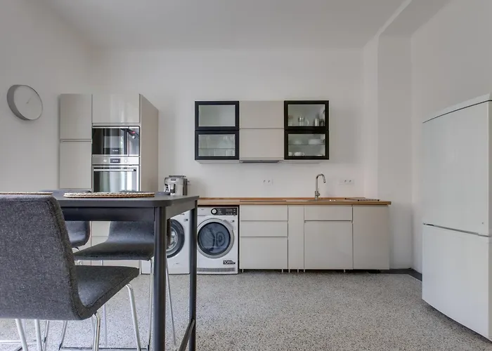 Large Garden Business-leisure-sports Apartmán *