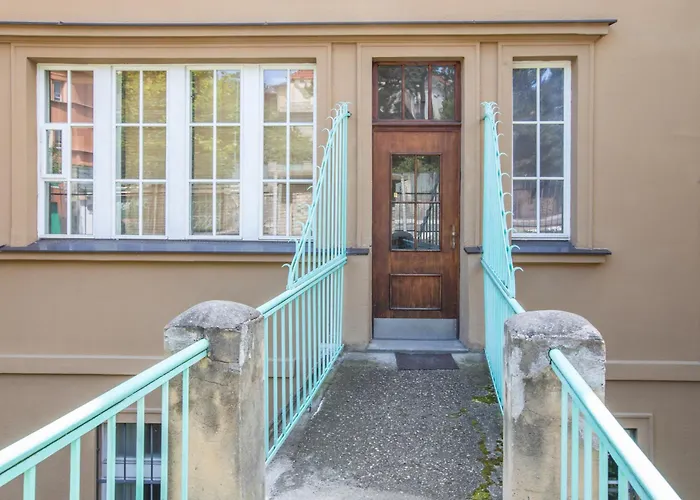 Large Garden Business-leisure-sports Apartmán *